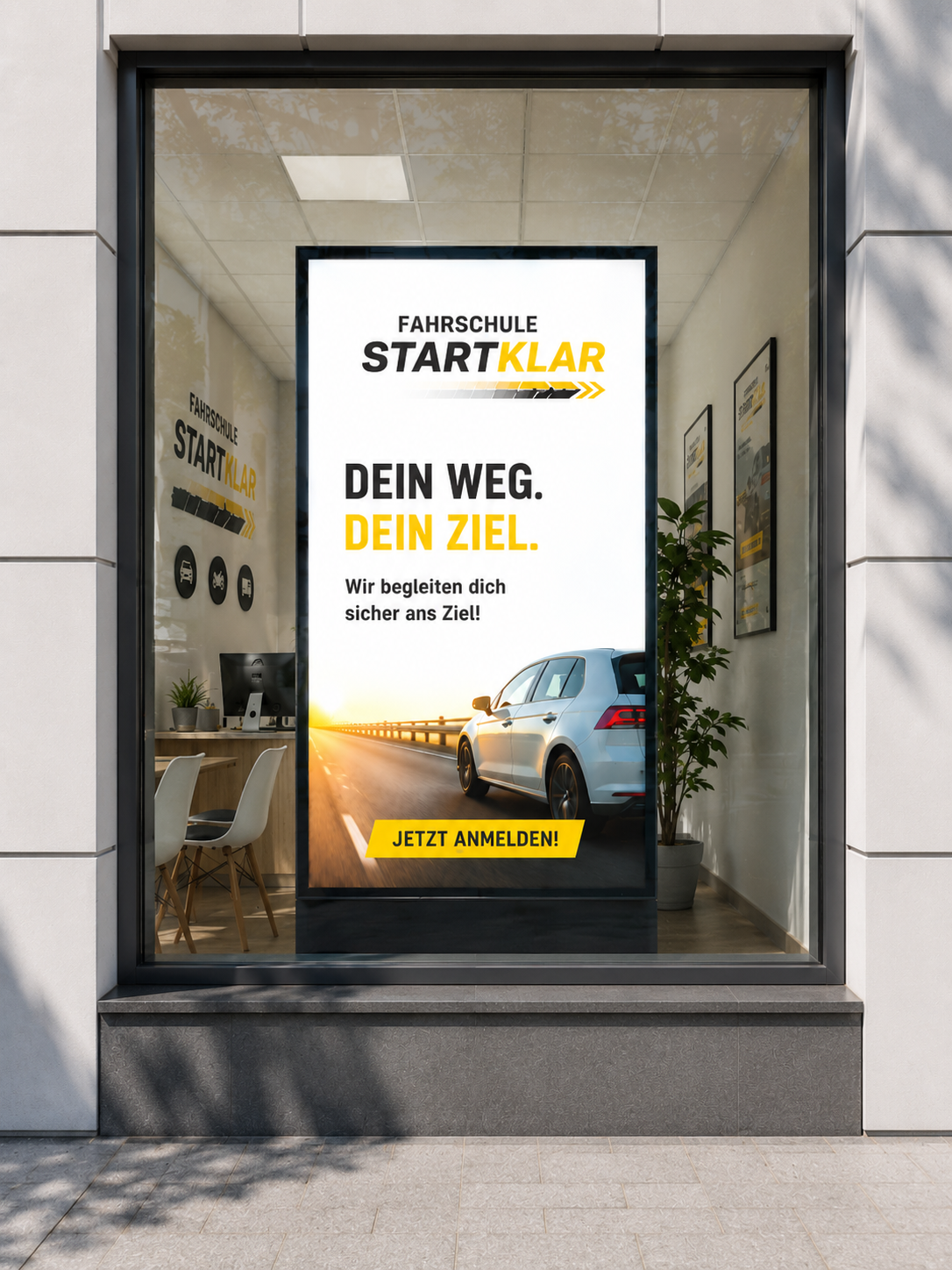 Schaufenster der Fahrschule Startklar mit digitaler Werbefläche.